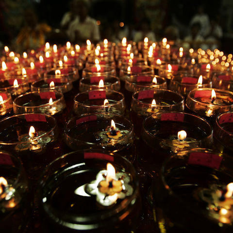 Öllampen zu Ehren Buddhas: das Vesakh Fest, Singapur