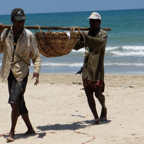 Fischer am Strand, Sri Lanka