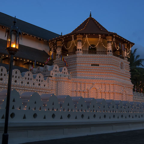 Zahntempel von Kandy bei Nacht, Sri Lanka