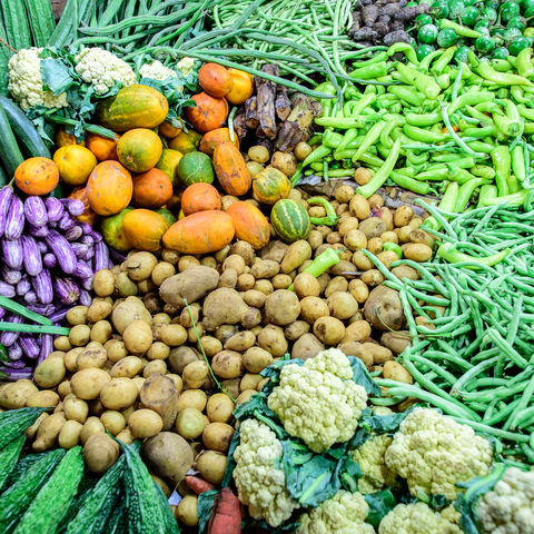 Kunterbunte Gemüseauswahl auf dem Markt, Sri Lanka