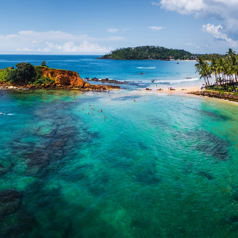Tropischer Sandstrand vor der Stadt Mirissa, Sri Lanka