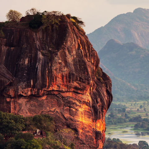 Löwenfelsen vor Panorama, Sri Lanka