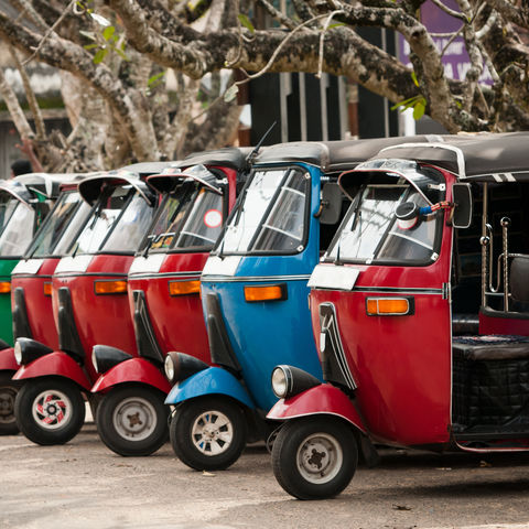 Tuk Tuk in Reihe, Sri Lanka