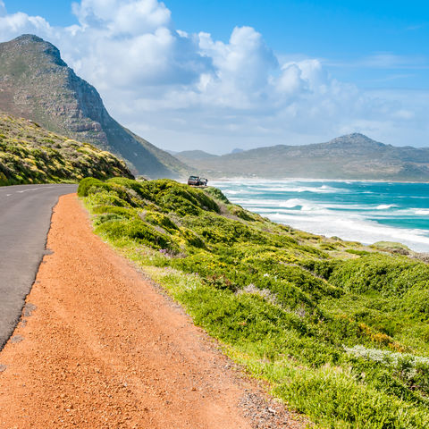 Typische Küstenstraße entlang der Garden Route, Südafrika