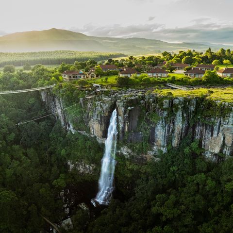 Mogodi Lodge mit Wasserfall, Südafrika
