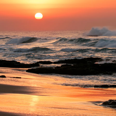 Zauberhafte Strandlandschaft bei Sonnenuntergang, Südafrika