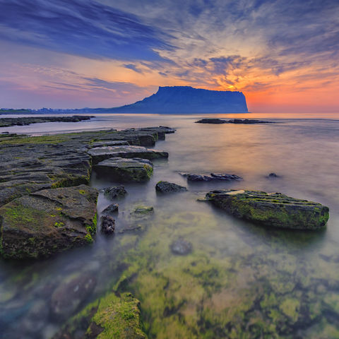 Sonnenaufgang von der vulkanischen Erhebung Seongsan Ilchulbong, Jeju, Südkorea