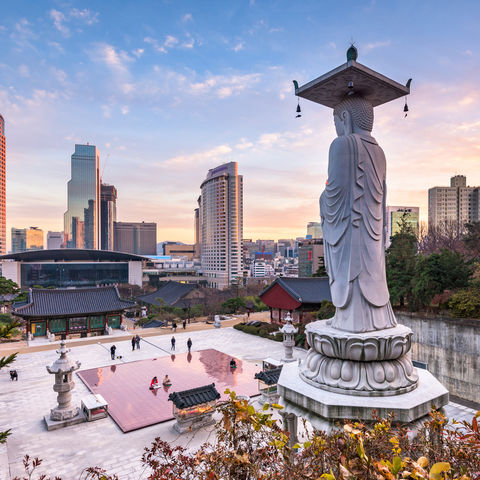 Ausblick in die Abenddämmerung Seouls vom Bongeunsa Tempel, Südkorea