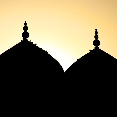 Kuppeln einer Moschee in Chuchand bei Sonnenuntergang, Tadschikistan