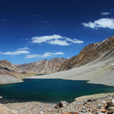 Dunkelblauer See im Pamir Gebirgszug, Tadschikistan