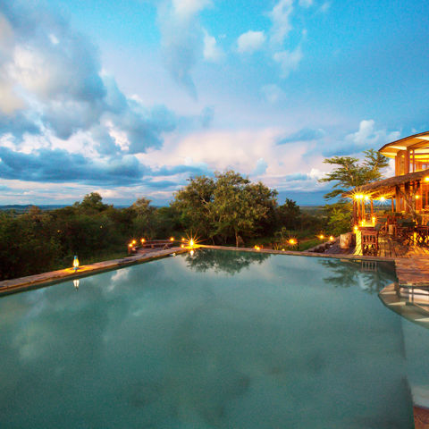 Pool der Serengeti Simba Lodge bei Sonnenuntergang, Tansania