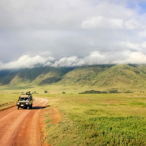 Jeep im Ngorongoro-Krater, Tansania