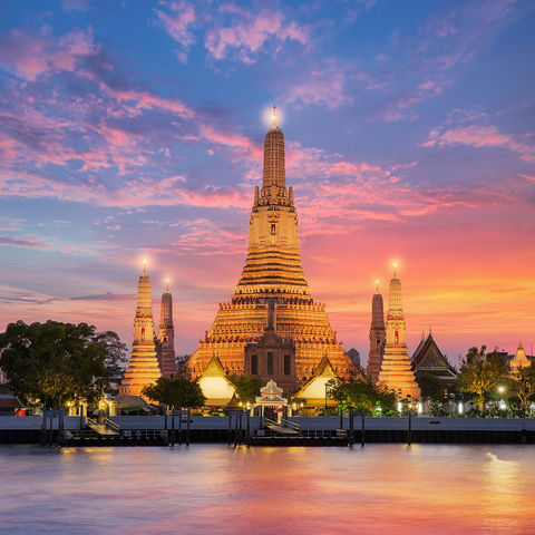 Buddhistischer Tempel im Sonnenuntergang: Wat Arun, Bangkok, Thailand