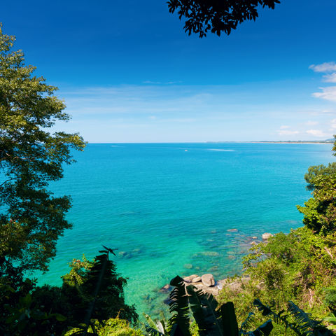 Aussicht von Khao Lak auf den blauen Himmel und das Meer, Thailand