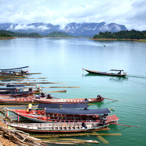 Berge und der Suratthani See im Khao-Sok-Nationalpark, Thailand