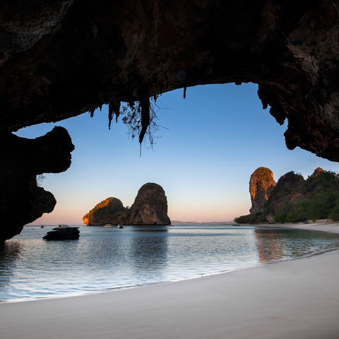 Strand mit Höhle in Krabi, Thailand