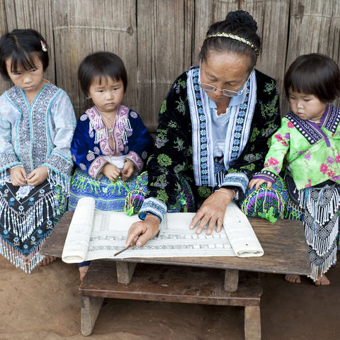 Kinder der ethnischen Gruppe der Hmong (in Thailand Meo genannt) in der Schule, Thailand