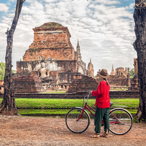 Mit dem Fahrrad die Tempelanlagen im Sukhothai Historical Park erkunden, Thailand