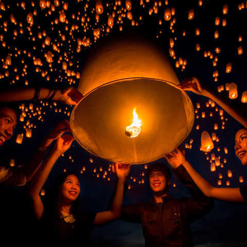 Papierlaternen gen Himmel: das Yi Peng/ Loy Krathong Lichterfest, Thailand