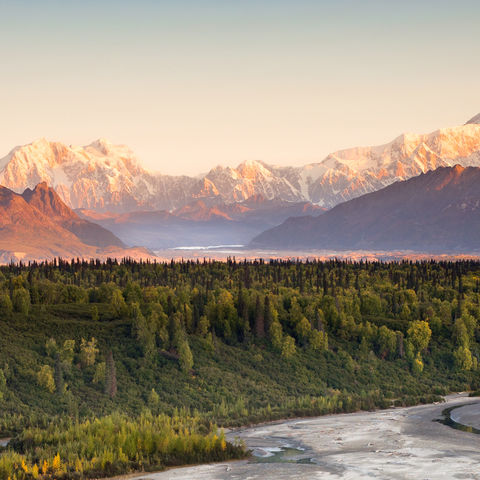 Wenn die letzten Sonnenstrahlen des Tages auf den Mount Denali treffen..., Alaska