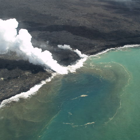 Der Kilauea Vulkan trifft auf die Küste, Hawaii