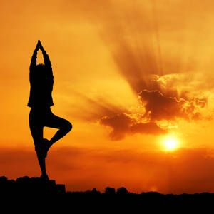 Yoga-Silhouette bei Sonnenaufgang © Tanatat, Dreamstime.com