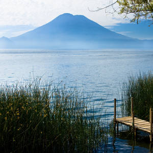 Atitlán-See am Fuße mächtiger Vulkane © Thinkstock, iStockphoto